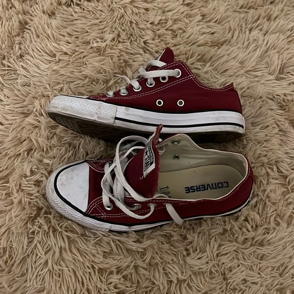 Red converse - Picture 2 of 2